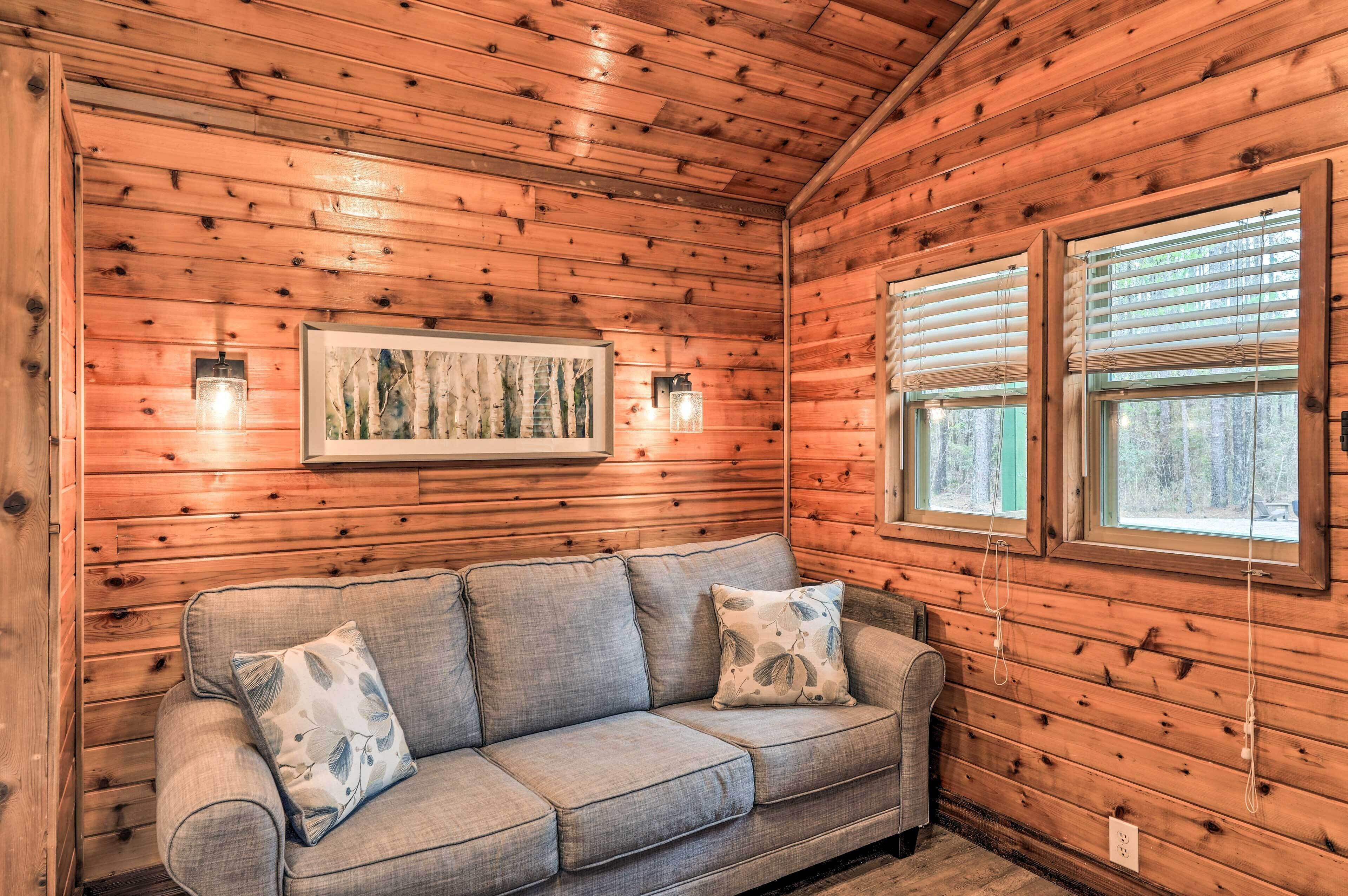 Charming New Bern Log Cabin - Pets Welcome!