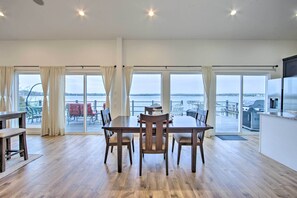 Dining - Modern Cedar Creek Lake Retreat w/ Panoramic View! (Malakoff)