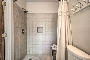 Free toiletries, hair dryer, towels - Enchanting 'Whitney Cabin' w/ Beach & Creek! (Kiln)