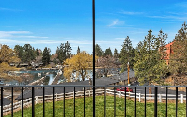 Property grounds - River View Condo- Edge of Downtown (Bend)