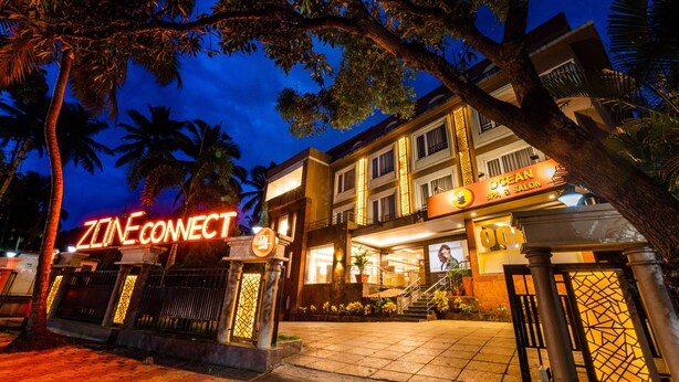Ein Hotel Eingang mit einem Neon-Schild, das "ZLINE CONNECT" zeigt, und einem Schild für Spa und Salon.