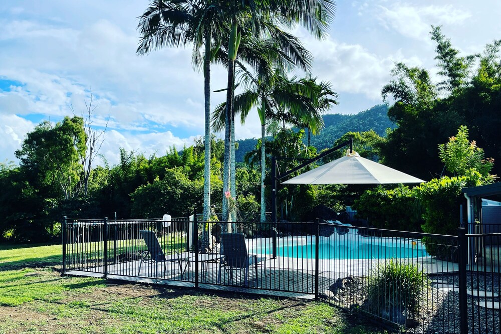 Sugarloaf Villa - lush tropical Whitsunday retreat