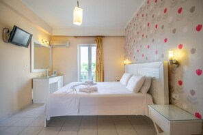 Iron/ironing board, bed sheets