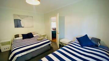 2 makuuhuonetta, silitysrauta/-lauta, vuodevaatteet