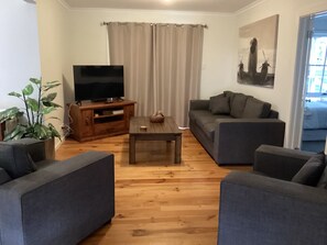 Smart TV, DVD player - Bushby’s Self Contained Cottage (Dunolly)