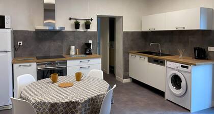 Maison rénovée au calme avec jardin, terrasse et garage, à 10 min de Moulins, draps et serviettes inclus