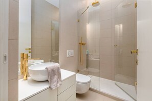 Douche, sĂšche-cheveux, serviettes fournies, papier toilette