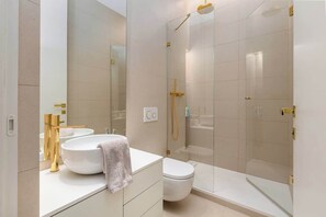 Dusche, Haartrockner, Handtücher, Toilettenpapier