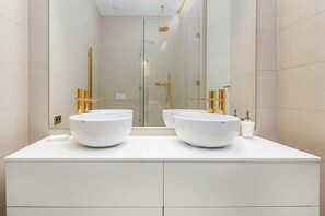 Dusche, Haartrockner, Handtücher, Toilettenpapier