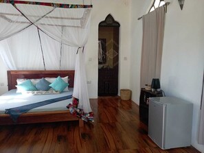 4 bedrooms, free WiFi, bed sheets - Gorgeous garden bungalows moments to the Indian Ocean (Michamvi Kae)