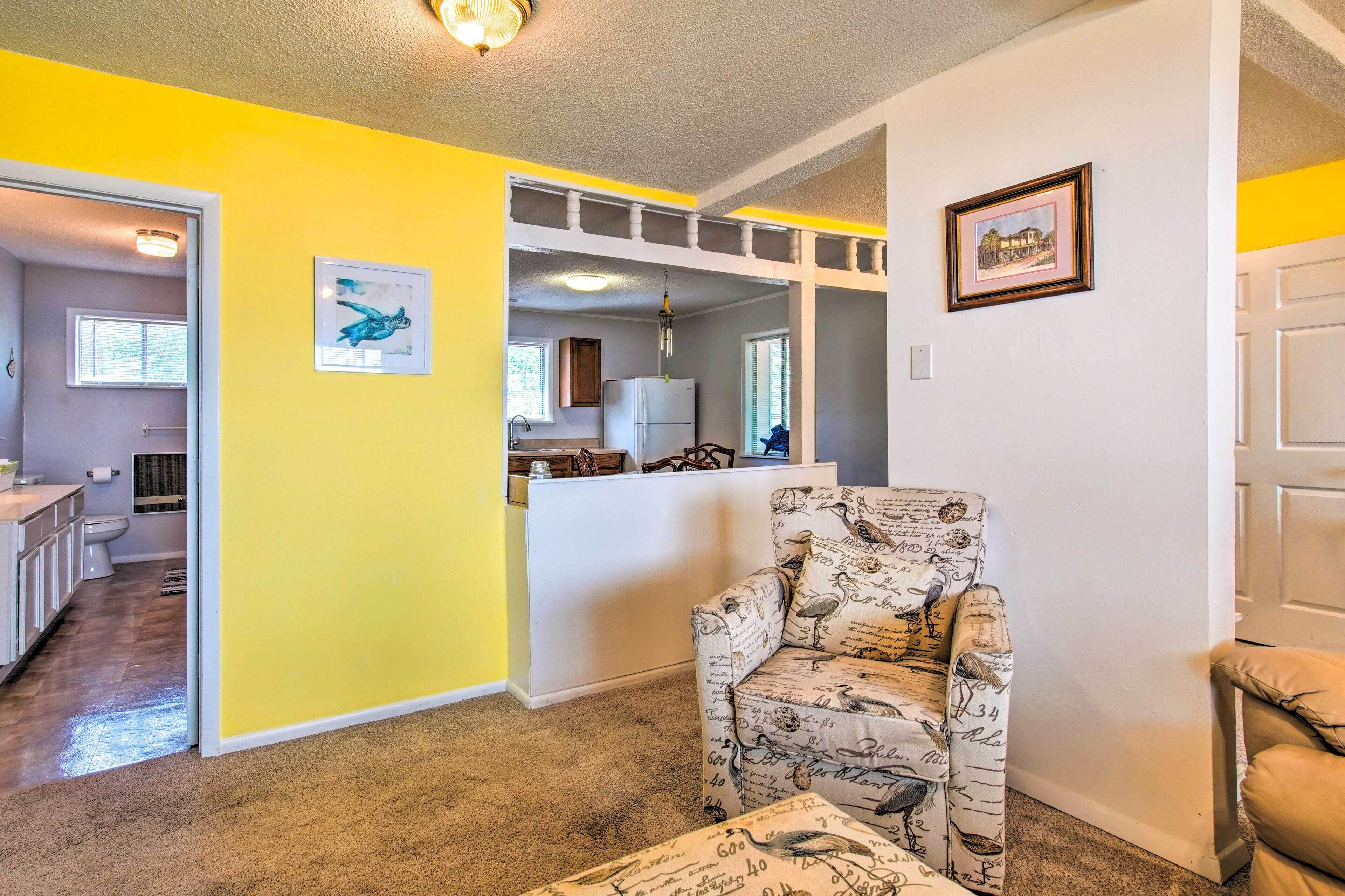 Sunny Oak Island Retreat - 3 Blocks to Beach!