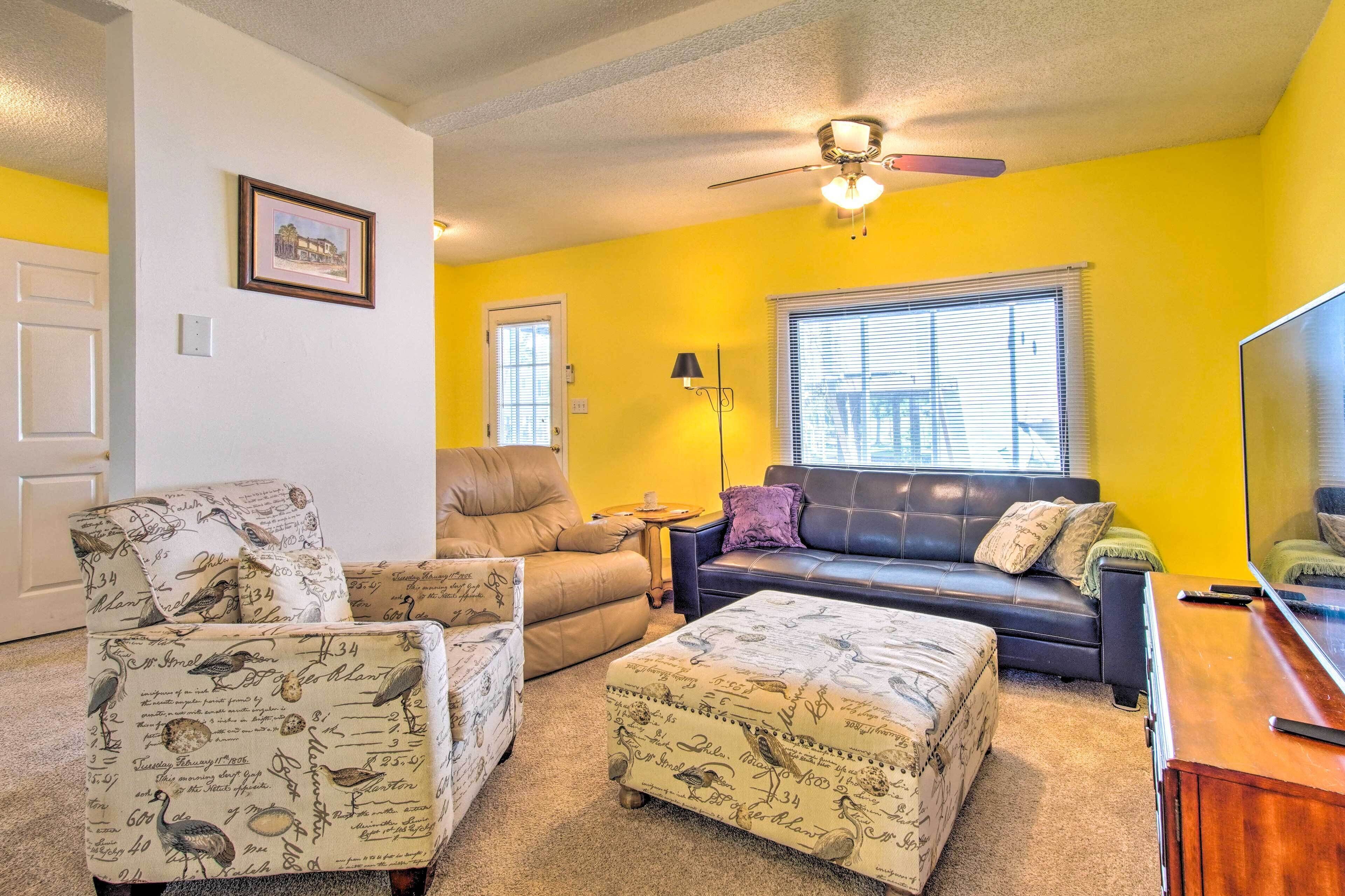 Sunny Oak Island Retreat - 3 Blocks to Beach!