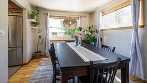 Dining - Cozy & Quiet with Saddlerock Views (Wenatchee)