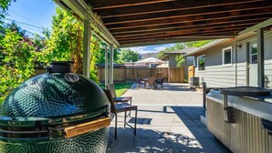 Outdoor dining - Cozy & Quiet with Saddlerock Views (Wenatchee)