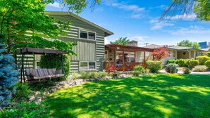 Exterior - Cozy & Quiet with Saddlerock Views (Wenatchee)