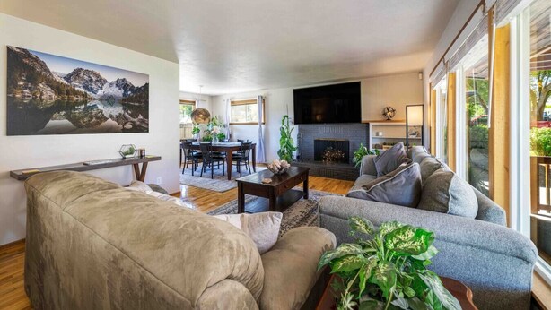 Living area - Cozy & Quiet with Saddlerock Views (Wenatchee)