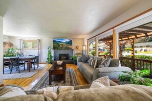 TV, fireplace - Cozy & Quiet with Saddlerock Views (Wenatchee)