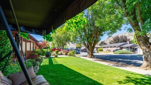 Property grounds - Cozy & Quiet with Saddlerock Views (Wenatchee)
