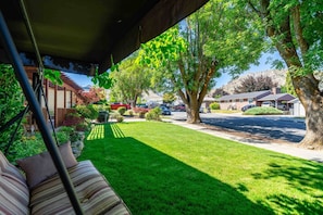 Property grounds - Cozy & Quiet with Saddlerock Views (Wenatchee)