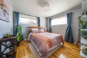 4 bedrooms, desk, iron/ironing board, WiFi