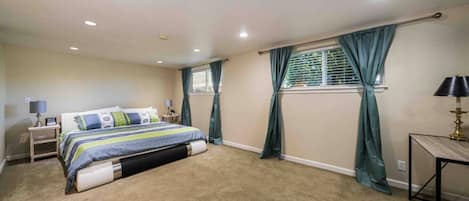 4 Schlafzimmer, Schreibtisch, Bügeleisen/Bügelbrett, Reisekinderbett