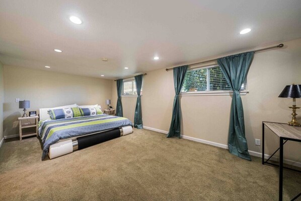 4 bedrooms, desk, iron/ironing board, travel crib