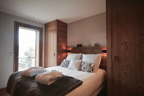 3 quartos, ferros/tábuas de passar roupa, berço de viagem