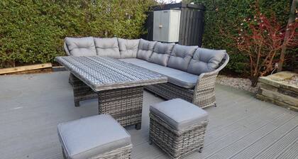 Chocolate box cottage w/hot tub & a secret garden.