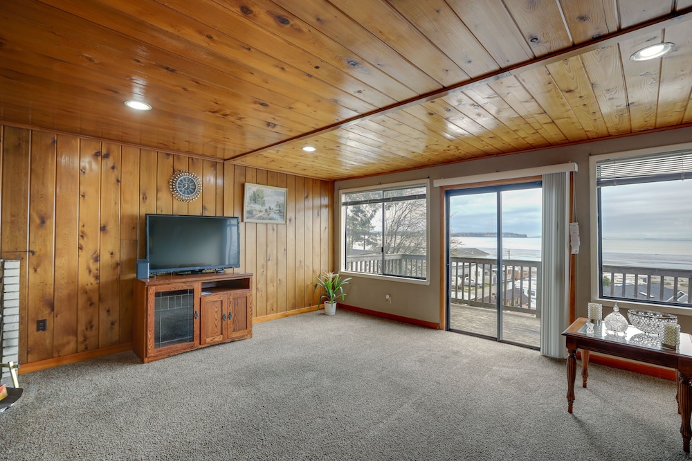 Hilltop Hideout w/ Sweeping Birch Bay Views