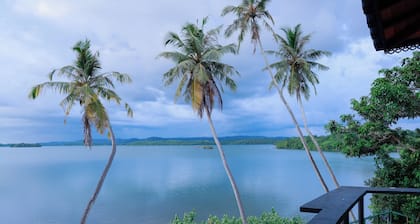 South Point Cottage- 3 bedroom stunning lake front property. Ideal for family.