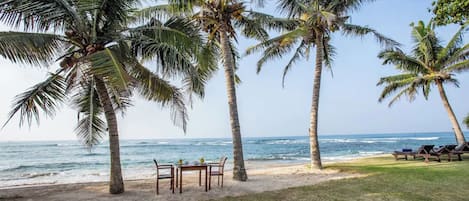 En la playa, camastros y toallas de playa