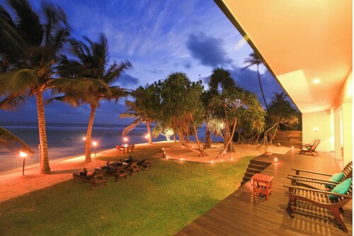 3 bedroom luxury villa on the beach- Exclusive. Fully Staffed. South Point Villa