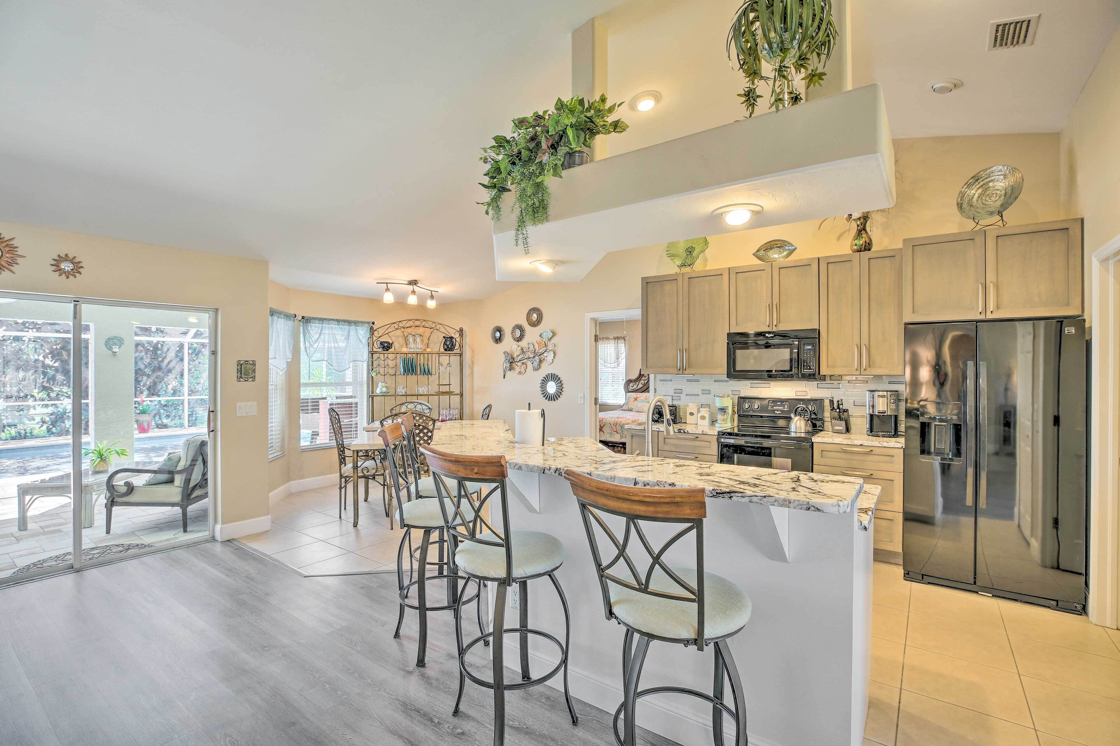 Kjøleskap, mikrobølgeovn, kokeplater og oppvaskmaskin