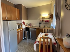 Fridge, microwave, stovetop, dishwasher