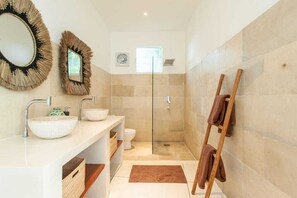 Shower - Villa between beach and rice fields (canggu)