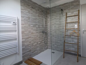 A modern bathroom with a glass shower enclosure, a wooden ladder, and a white radiator. - Charming cottage for 6 near Angers, countryside tranquility (Corzé)