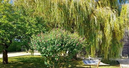 Gßte de charme rénové avec jardin clos, baignoire balnéo et proche d'Angers