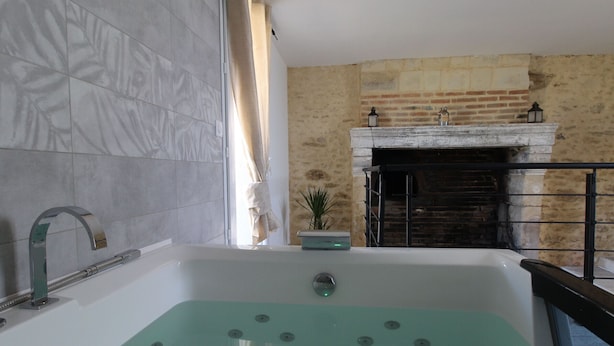 A bathroom with a bathtub, a shower, and a fireplace. - Charming cottage for 6 near Angers, countryside tranquility (Corzé)