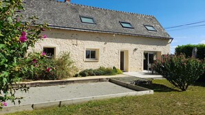 A two-story stone house with a sloped roof, two small windows, and a front door. - Charming cottage for 6 near Angers, countryside tranquility (Corzé)