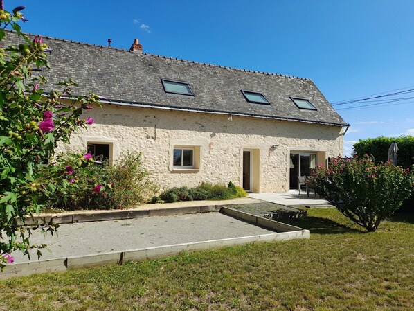 A two-story stone house with a sloped roof, two small windows, and a front door. - Charming cottage for 6 near Angers, countryside tranquility (Corzé)