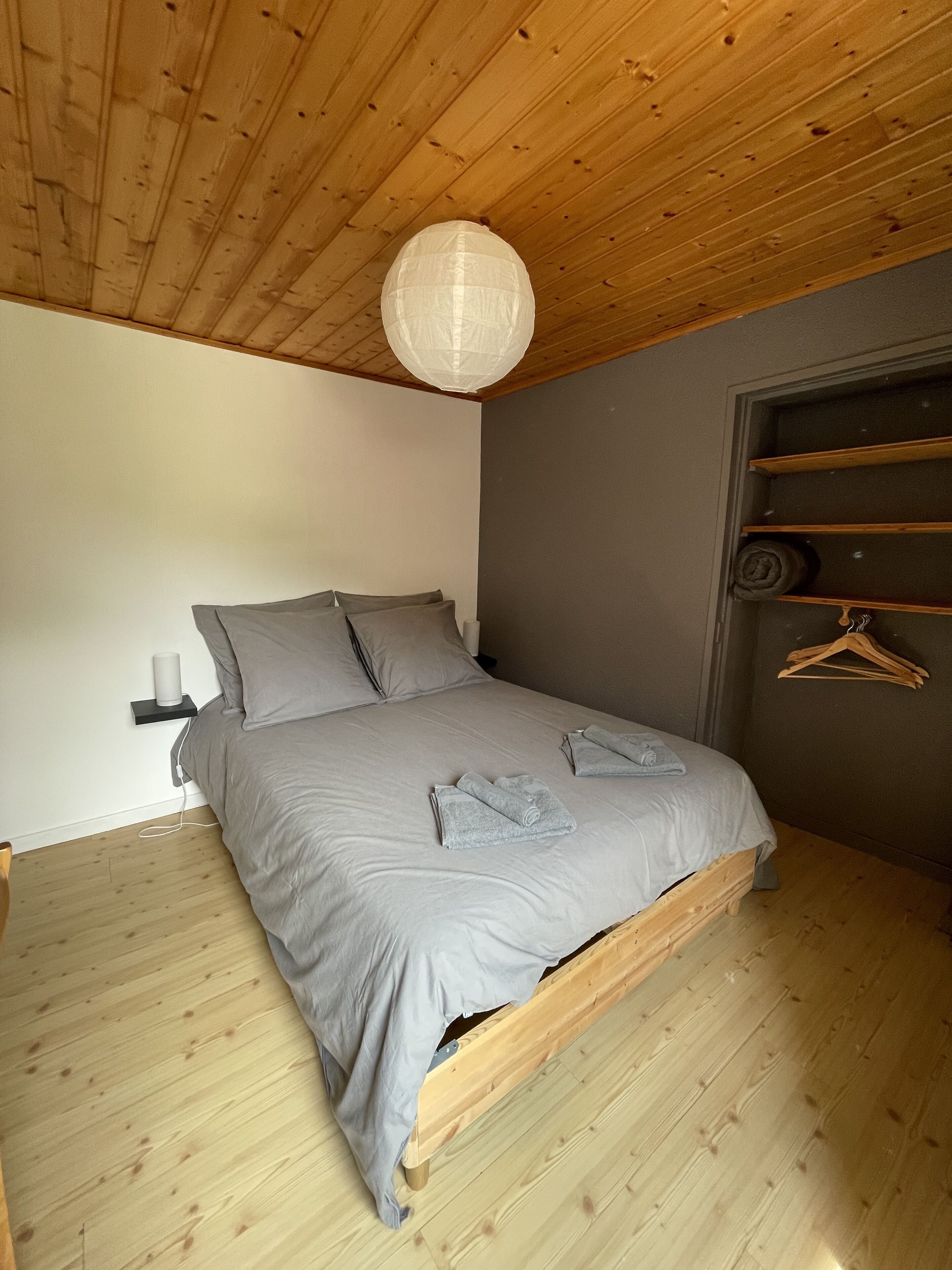 3 slaapkamers, een bureau, een strijkplank/strijkijzer, reisbedje