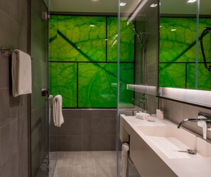 Slippers, bidet, towels, soap - Al Khoory Courtyard Hotel (Dubai)