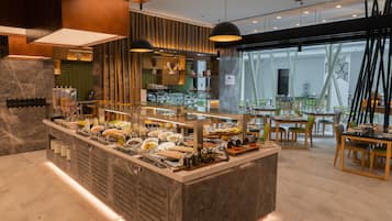 每日供應吃到飽早餐 (每人 AED60)
