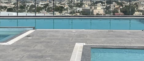 Utomhuspool och solstolar