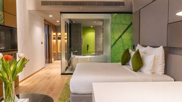 Courtyard Suite | Minibar, in-room safe, desk, laptop workspace