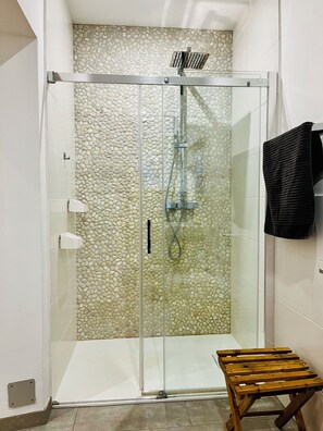 Vasca, asciugacapelli, asciugamani, carta igienica