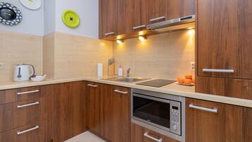 Fridge, microwave, stovetop, dishwasher