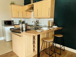 Fridge, microwave, stovetop, coffee/tea maker - Luxury self-contained country cottage. Amazing views! (Scarborough)