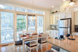 Dining - Updated Property on Lt Island! (Wellfleet)