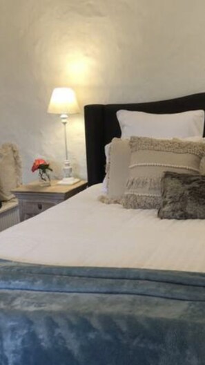 2 sovrum, skrivbord, strykjärn/strykbräda och resesäng